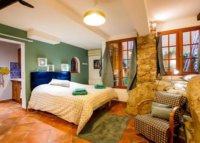 Roche-rock In The Heart Of The Old Town Вильфранш-сюр-Мер