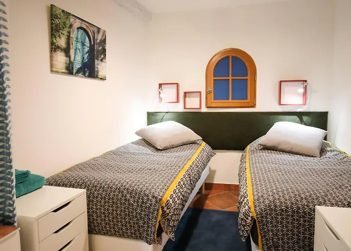 Roche-rock In The Heart Of The Old Town Вильфранш-сюр-Мер