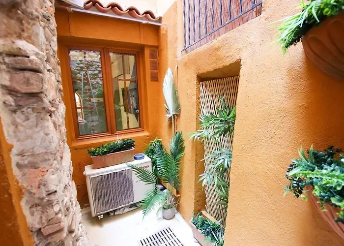 Roche-rock In The Heart Of The Old Town Вильфранш-сюр-Мер